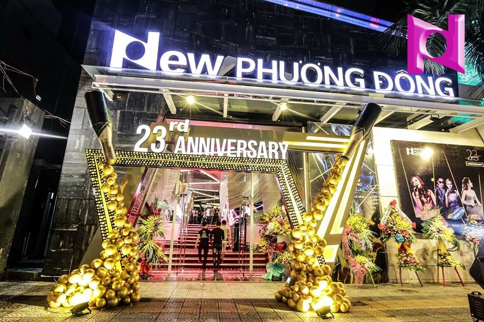 뉴풍동 나이트클럽 23주년 기념 입구 — 금색 풍선 장식과 축하 화환